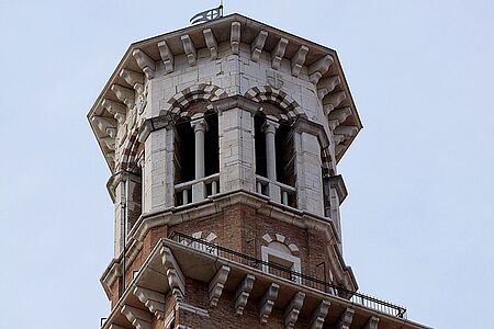 Veronas Torre dei Lamberti Erobern Sie den 84 Meter hohen mittelalterlichen Turm im Herzen der Stadt, ohne Schlange zu stehen. Von oben liegen Ihnen die Dächer Veronas und viele andere Türme zu Füßen. Wer’s sportlich mag, nimmt die 368 Stufen. Alternativ gibt es einen Lift zur Aussichtsplattform hinauf. Danach: zur Galleria d’arte moderna Palazzo Forti gleich daneben oder zum Haus der Julia?