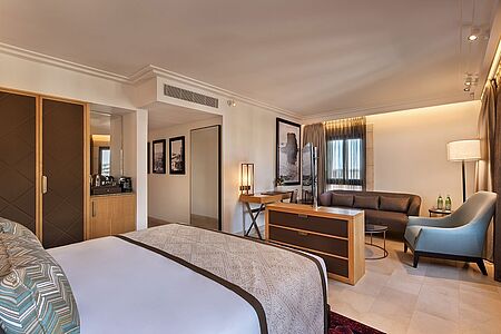 Deluxe Junior Suite (ca. 42 qm) Diese Suiten verfügen unter anderem über ein Luxusbad mit Granit-Badewanne, in der es sich prächtig entspannen lässt. Das ansprechende Interieur harmoniert bestens mit den sanften Farben im Zimmer. Überdies blicken Sie aus den großen Fenstern direkt auf das bunte Treiben in Tel Aviv. Als spezielles Highlight haben Sie 24 Stunden lang die Möglichkeit auf ein pompöses In-Suite-Dining.