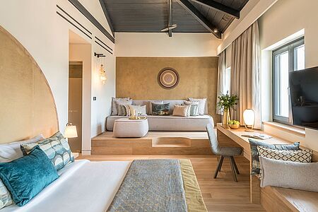 Euphoria Junior Suite (ca. 53 qm) Die Junior Suiten sind raffiniert gestaltet: Ein erhöhter Sitzbereich mit bequemer Couch lädt zum Relaxen ein, handverlesene Möbel und Kunstwerke und eine subtile Beleuchtung schaffen eine perfekte Stimmung und der Balkon bietet einen traumhaften Blick über die angrenzenden Zitrushaine bis hin zu den majestätischen Gebirgsketten.