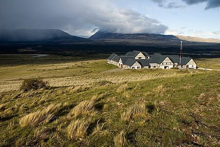 Eolo Lodge Patagonien - das steht für unendliche Weiten, eisblaue Gletscher und unberührte Natur. Inmitten dieser einmaligen Landschaft finden Sie die herrliche Eolo Lodge. Das traumhafte Luxushotel ermöglicht Ihnen den Zauber der Umgebung hautnah zu erleben. 15 große Zimmer in gedeckten Farben mit unglaublichem Panorama bieten höchsten Komfort und Genuss.