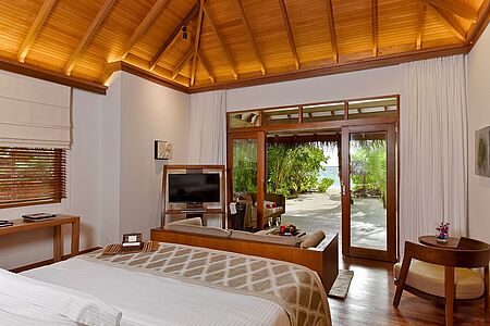 Deluxe Villa (ca. 89qm) Die Deluxe Villen liegen umgeben von üppiger Blumenvegetation am Strand und bieten ihren Gästen eine edle und komfortable Innenausstattung. Vor allem das einzigartige Freiluftbadezimmer inmitten tropischer Vegetation und der herrliche Blick auf das Meer machen diese Kategorie sehr beliebt.