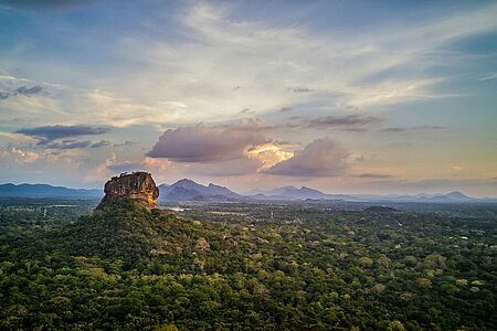 Ballonfahrt in Sigiriya Morgenstund hat Gold im Mund – das bewahrheitet sich bei einer Fahrt im Heißluftballon. Während der Ballon im Sonnenaufgang leise über den See und die Baumwipfel gleitet, lichtet sich langsam der Morgennebel. Im Hintergrund tauchen der goldene Buddha von Dambulla und die Felsen von Sigiriya auf. Wirklich atemberaubend!