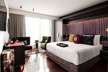 QT Deluxe King (ca. 36 qm) Im Zimmer QT Deluxe King genießen Sie eine ganz besondere Aussicht! Sie befinden sich in einer der obersten Etagen und haben so eine perfekte Sicht auf den Hafen der Metropole.