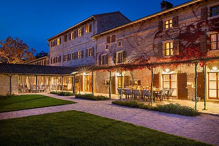 Meneghetti Wine Hotel and Winery - Relais & Chateaux Wer einzigartige Orte entdecken möchte, der muss manchmal abseits der Wege wandern. Das herrliche Landgut mit seinen weißen Mauern verspricht einen Aufenthalt inmitten der Natur Istriens.