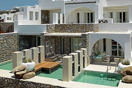 Deluxe Zimmer mit Plunge Pool Ein großer Wohn- und Schlafraum, ein sehr großes Luxusbad und der eigene Pool mit großer Terrasse sind die Highlights dieses Zimmertyps.