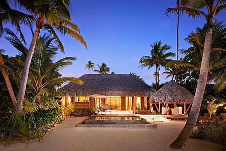 1-Bedroom Beachfront Villa (ca. 96 qm) Die Villa bietet einen Ort der Ruhe und Entspannung. Sie ist offen gestaltet und die warmen Farben schaffen eine Wohlfühlatmosphäre. Relaxen Sie auf der Terrasse oder an Ihrem privaten Pool. Zudem genießen Sie einen direkten Zugang zum Strand. Ein separater Wohn- und Schlafbereich mit King Size Bett und begehbarem Kleiderschrank bieten allen erdenklichen Komfort.