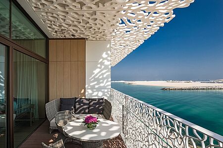 Deluxe Beach View Room (ca. 55qm) Mit einem großzügigen Balkon ausgestattet, ermöglicht Ihnen diese Zimmerkategorie den traumhaften Ausblick auf den feinen Sandstrand. Die Lage eignet sich optimal, sofern Sie den ultimativen Ausblick auf das Resort haben wollen. Erholsamen Schlaf finden Sie wahlweise auf einem King Size Bett oder zwei Queen Size Betten.