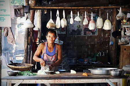 Streetfood Tour in Bangkrak Während einer dreieinhalbstündigen Signature Food-Tour bekommen Sie auf köstliche und unterhaltsame Art und Weise die Möglichkeit, Bangkok wie ein Einheimischer zu erleben.
Bangrak ist ein wahrer Schmelztiegel an regionalen Köstlichkeiten. Probieren Sie traditionelle Gerichte und besuchen Sie faszinierende Sehenswürdigkeiten jenseits der großen Touristenpfade.