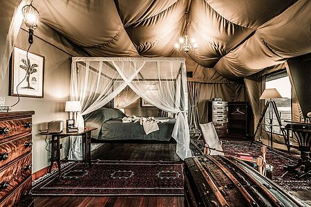 One-Bedroom Tents (ca. 42 qm) Die acht One-Bedroom Tents sind mit einem großen Schlafraum und einem separaten Bad ausgestattet. Die großen mit Rollos verschließbaren Fenster bieten traumhafte Ausblicke in die Umgebung und den Sternenhimmel – jedes Zelt ist für exakte Beobachtungen mit einem eigenen Teleskop bestückt.