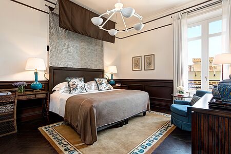 Superior Room (31 qm) Das Design dieser Zimmerkategorie spiegelt die Gelassenheit des sizilianischen Lebensstils wider und bietet eine Reihe von schönen Ausblicken durch große Fenster. Hier vereinen sich beruhigende Farbtöne mit klassischen und modernen Akzenten. Die Zimmer sind mit Super-Kingsize-Betten für zwei Personen und einem Badezimmer aus Carrara-Marmor bieten Ihnen Komfort und Bequemlichkeit.