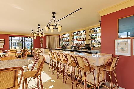 Rooftop Bar Ob Erfrischungsgetränk untertags, zweites Frühstück oder Lunch – die Rooftop-Bar am Pool ist immer einen Besuch wert. Mit am eindrucksvollsten ist aber sicherlich ein Cocktail zum Sonnenuntergang vor der imposanten Skyline von LA´s Innenstadt.