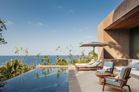 Villa Cumaru 218 qm Die von wiegenden Palmen umgebene Villa Cumaru verfügt über einen Panorama-Blick auf den Pazifischen Ozean inmitten einer intimen Umgebung voller Privatsphäre und Abgeschiedenheit. Dieses Villa verfügt über einen Privatpool, einen Whirlpool sowie eine Terrasse mit Essbereich, der sich perfekt für ein Frühstück oder einen Cocktail bei Sonnenuntergang eignet.