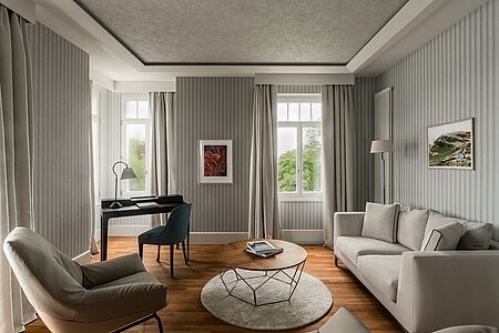 Deluxe Junior Suite (85 qm) Die Junior-Suiten „Deluxe“ zeichnen sich durch eine komfortable Raumaufteilung und Ausstattung aus, was Ihren Aufenthalt bei uns zu einem besonders stilvollen Erlebnis macht. Der großzügige Sitzbereich, ein begehbarer Kleiderschrank, Bad mit Badewanne und Dusche, weite Fensterfronten und die atemberaubende Aussicht sorgen für maximalen Komfort. Alle Deluxe Junior-Suiten verfügen über einen großen Balkon.