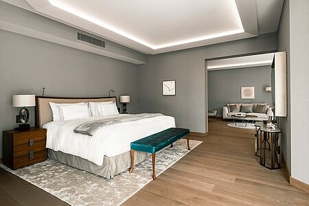 Chenot Suite (56-72 qm) Moderne Ausstattung und großzügige Raumaufteilung: Das zeichnet unsere Classic- und Deluxe-Suiten aus. Ein separates Wohnzimmer, Bad mit Badewanne und Dusche sowie eine großzügige, von den Nachbarn nicht einsehbare Terrasse sorgen für ein Maximum an Komfort und Privatsphäre.