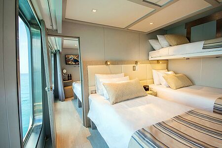 Triple Cabin In der Dreierkabine haben Sie die Möglichkeit, dank eines dritten Schlafplatzes, ideal für ein Kind, zu dritt zu übernachten. Das großzügige Badezimmer punktet mit einer modernen Regendusche.