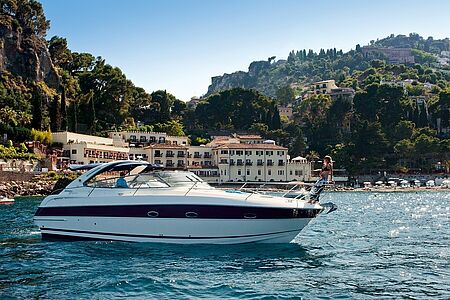 Ein komfortabler und exklusiver Bootstrip  Genießen Sie wundervolle Aussichten auf die sizilianische Küste, die Grotta Azzurra und das Capo Taormina. Nach einem Aperitiv an Bord geht’s zur Meerjungfrauen-Bucht. Tauchen Sie im kristallblauen Wasser ein in die Welt der Meerjungfrauen. Vielleicht begegnet Ihnen ja eine... Mittags gibt es frischen Fisch auf der Isola Bella in einer typisch sizilianischen Trattoria.