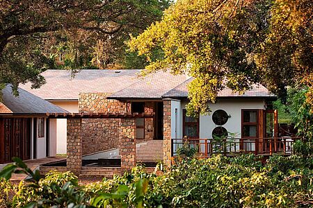 Lake Duluti Lodge Die 18 Chalets der Lake Duluti Lodge glänzen im südafrikanischen Boutique Style und gewähren Ihnen einen traumhaften Blick über die Baumwipfel bis zum Kratersee. Besonders hervorzuheben ist das hohe Maß an Privatsphäre, da die Chalets sehr großzügig auf dem Anwesen verteilt sind. Genießen Sie endlose Wanderungen im Duluti Forest und einmalige Kanufahrten auf dem Kratersee.