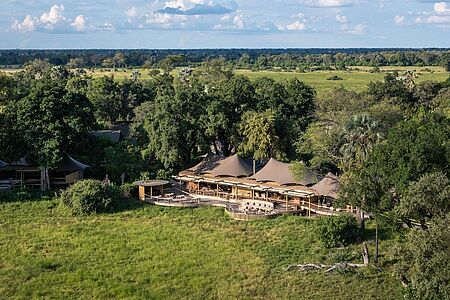 Mombo Camp & Little Mombo Inmitten des Moremi Wildreservates liegt, umgeben von weiten und offenen Flutebenen, die wunderschöne Mombo Insel. Versteckt unter den riesigen Schatten der Mangosteen Bäume befindet sich ein kleines Paradies: Das einmalige Mombo Camp & Little Mombo, eine der luxuriösesten Unterkünfte des Okavanga- Deltas.