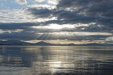 Bootsfahrt auf dem Taupo See Erkunden Sie im privaten Boot die abgelegenen Buchten und Strände des Lake Taupo vom Wasser aus. Er wird von vielen Flüssen und Strömen gespeist und begeistert deswegen mit kristallklarem Wasser. Umgeben ist der See von einem spektakulären Bergtrio. Nicht verpassen: die komplexen Felsmalereien der Maori in der Mine Bay – sie sind nur vom Wasser aus zugänglich.