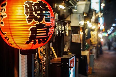 Street Food Tour Bei einer Street Food Tour mit einem englischsprachigen Guide lernen Sie faszinierende Lokale und Geschmäcker jenseits des Mainstreams kennen. Sogar im rappelvollsten Izakaya, wie die landestypischen, kleinen Pubs heißen, finden Sie Dank unseres Insiders einen Platz am Tresen. So spontan, dass jede Street Food Tour einzigartig ist.