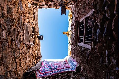 Alila Jabal Akhdar Inmitten des gewaltigen Felsmassivs des Hajar-Gebirges thront auf einem Hochplateau des grünen Berges Jabal Akhdar das Alila Jabal Akhdar. Das exzellente Luxushotel fügt sich unaufdringlich in die majestätische Gebirgskulisse ein und schafft in dieser so kargen wie hoheitsvollen Landschaft eine Atmosphäre von Großzügigkeit und schlichter Moderne.