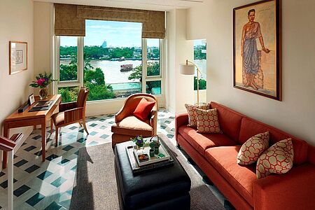 Premier Room (ca. 35 qm)  Im Premier Room genießen Sie den Ausblick auf den Fluss. Diese Zimmer erstrecken sich teilweise über zwei Etagen. Kunstwerke und Kronleuchter unterstreichen den kolonialen Stil der Zimmer.