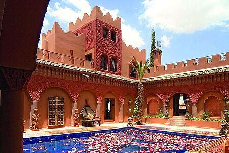 Kasbah Tamadot Die Kasbah Tamadot liegt auf den Hügeln des Hohen Atlas Gebirges. Das Mitglied der "Virgin Limited Edition" ist eines der schönsten Hotels im Norden Afrikas. Die Kontraste aus alten und neuen Elementen, leuchtenden und gedämpften Farben machen die Kasbah Tamadot so einzigartig.