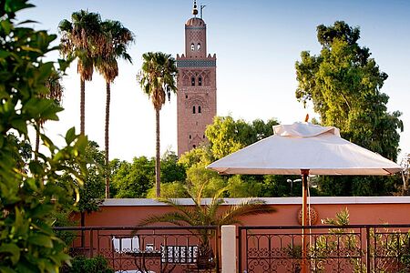 La Villa des Orangers Durch ein schweres Zederntor betreten Sie das Stadtpalais und die eleganten Innenhöfe mit Orangenbäumen sowie die prächtigen Gärten mit Pools. Sie sind in der friedlichen Oase La Villa Des Orangers angelangt. Die turbulente Stadt mit traditionellen Souks und dem königlichen Palast liegen nur wenige Schritte entfernt.