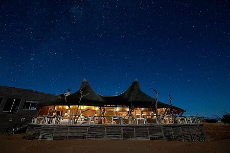 Little Kulala Das luxuriöse Little Kulala Camp liegt im Herzen der Namib Wüste in einem großen Privatreservat. Umgeben von aprikosen farbigen Sanddünen der Sossusvlei, faszinierenden Bergen und weiten Ebenen erleben Sie hier ein einmaliges Zusammenspiel der Natur.