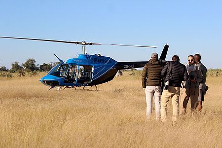 Scenic Flight über das Okavango Delta Auf diesem Flug geht es nicht nur hoch hinaus, sondern es wird luftig und sehr panoramareich. Denn bei diesem Hubschrauber wurden die Türen ausgehängt und Sie erleben die afrikanische Landschaft frei wie ein Vogel. Sorgen muss sich niemand machen, denn alle Fahrgäste sind fest angeschnallt. Ideal für Fotografen, denn eindrucksvolle Bilder sind garantiert!