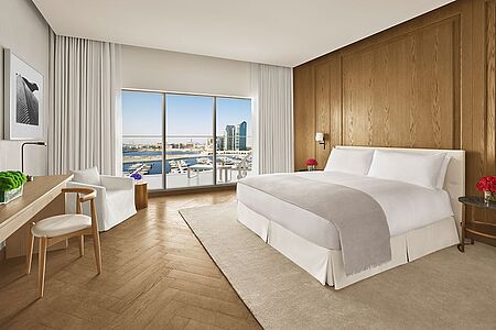 Suite (ca. 80 - 98 qm) Die wunderbaren Suiten bieten ein separates Wohn- und Schlafzimmer. Vom Balkon aus genießen die Gäste einen herrlichen Blick auf die Marina oder die Stadt.