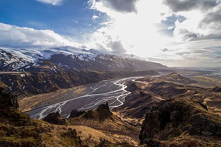 Nur im Sommer möglich: Þórsmörk Þórsmörk heißt übersetzt „Das Tal des Thor“, ein eindrucksvoller Name für einen eindrucksvollen Ort. Im Super Jeep durchqueren Sie mehrere Flüsse, bewältigen steinige Straßen und Bergpfade und erleben eine Landschaft, die nach jeder Biegung noch schöner scheint. Das mit Birken und Felsformationen bedeckte Tal ist zugleich üppig und rau – und ein absolutes Muss für Naturliebhaber!