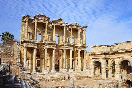 Ein Tag in Ephesus  Die Ruinen deuten es an: Ephesus muss einst eine prächtige Metropole gewesen sein. Tauchen Sie ein in die Antike und bewundern Sie Highlights wie diese: Mädchengymnasium, Odeon, Rathaus, Marktbasilika, Staatsagora, Trajan-Brunnen, Hadrian-Tempel, Freuden-Haus, Celsus-Bibliothek und das große Theater, das einst 25.000 Menschen fasste.