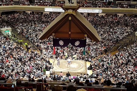 Sumo-Wettkampf Fleischeslust der anderen Art: ein Sumo-Turnier. Der Ringkampf-Sport wurde ursprünglich zur Unterhaltung der Götter entwickelt. Ein typischer Kampf dauert nur wenige Sekunden. Ein Turniertag zieht sich über mehrere Stunden. Karten für die Tokyo-Sumo-Halle kann man online kaufen. Je näher am Ring, desto höher der Preis.