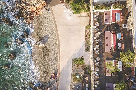 Maslina Resort Das Maslina Resort ist ein exklusives Fünf-Sterne-Resort auf der kroatischen Insel Hvar. Das umfangreiche Anwesen liegt nahe Stari Grad, einer Stadt die zum Weltkulturerbe der UNESCO ernannt wurde und verfügt über Suiten und Villen die gleichermaßen Lebensräume direkt am Meer sind oder über einen privaten Garten mit Swimmingpool verfügen.