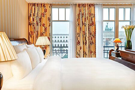 Royal Suite (ca. 185 qm) Hier ist der Name Programm: auf 185 Quadratmeter sind Sie umgeben von purem Luxus – ein persönlicher Butler sorgt dafür, dass es Ihnen garantiert an nichts mangelt. Im Badtrakt der Suite gibt es einen Whirlpool sowie eine Sauna.