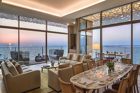 Bulgari Suite (ca. 120 qm) Auf dem großen Balkon sind Sie der Sonne näher und genießen auch von hier aus den atemberaubenden Blick auf den feinen Sandstrand, das azurblaue Meer oder die imposante Skyline von Dubai. Diese Suite vereint ebenfalls den Wohn- und Essbereich. Ein besonderes Highlight dieser Variante ist der entspannende Jacuzzi im Bad.