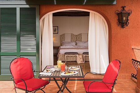 Junior Suite mit Meerblick (ca. 40 - 47 qm) Schlichte Eleganz. Das ist es, was die luftigen Junior Suiten auszeichnet. Ob im Haupthaus und in der Gartenvilla gelegen: Der Meerblick und der authentische Toskana-Stil sind Ihnen sicher.