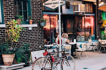 Kulinarische Fahrradtour Kopenhagens Restaurantszene ist sensationell. Holen Sie sich beim vierstündigen Radfahren an Kanälen und Häusern aus dem 19. Jahrhundert entlang Appetit auf den farbenfrohen Christianshavn, die berühmte Freetown Christiania und die Refshaleøen-Gegend, wo Sie liebevoll zubereitete Leckerbissen genießen. Genau wie die Einheimischen.
