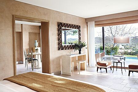 Honeymoon Suite Sea View mit privatem Pool Diese verträumten und luxuriösen Suiten am Kap Sounio verfügt über einen Blick auf den Tempel des Poseidon und ist ein idealer Zufluchtsort für Paare. Das Hotel ist ebenso elegant wie die magische und natürliche Umgebung. Neben einem King-Size-Bett verfügt diese Suite über ein luxuriöses Badezimmer mit Badewanne, ebenso wie einen privaten Pool.