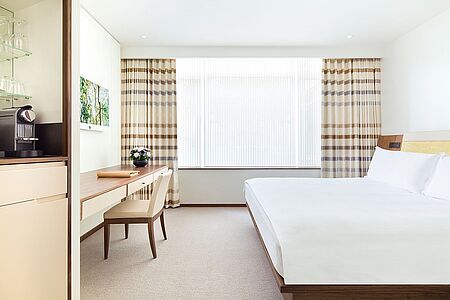 Deluxe City Room (ca. 29 qm) Die Deluxe City Rooms überblicken den noblen Stadtteil Mayfair und umfasent einen schönen Wohn-und Schlafbereich.