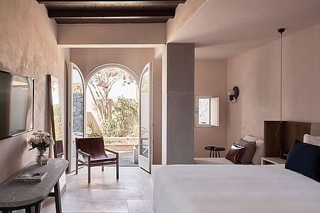 Recit Suite (ca. 35-37 qm) Die Recit Suiten befinden sich im Erdgeschoss des Anwesens, wo einst die Ställe waren. Sie besitzen ein Kingsize-Bett und eine Sitzecke mit einem bequemen Sofa und einem Sessel. Auf jeder Terrasse befinden sich ein privater Whirlpool, Doppel-Sonnenliegen und ein Sitzbereich.