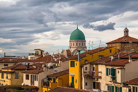 Das jüdische Erbe in Florenz Folgen Sie dem Leben der jüdischen Gesellschaft von der Renaissance bis heute. Von der Ponte Vecchio geht es zur Via dei Giudei, der ersten jüdischen Siedlung der Stadt, dann über die Piazza della Signoria zur Piazza della Republica, wo im 15. und 16. Jahrhundert das jüdische Ghetto war, und abschließend in die Synagoge sowie ins jüdische Museum.