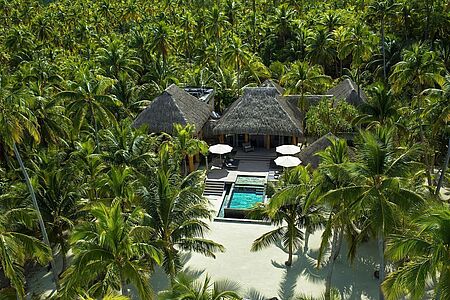 2-Bedroom Beachfront Villa (ca. 168 qm) Die Two Bedroom Beachfront Villa verfügt über dieselbe Ausstattung wie die One Bedroom Beachfront Villa. Zudem bietet Sie ein zweites Schlaf- sowie Badezimmer in der 1. Etage. Im Erdgeschoss befindet sich der großzügige Wohn- und Essbereich mit Küche. Relaxen und entspannen Sie sich im privaten Garten mit Terrasse und Pool.