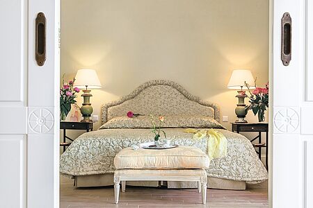 Suite Mandola Die Suite-Kollektion ist ideal für Familien, die sich einen privaten Rückzugsort wünschen. Diese Suiten umfassen zwei Schlafzimmer und befinden sich in der Hauptresidenz. Die Suite ist ausgestattet mit zwei Kingsize-Betten sowie zwei zusätzliche Einzelbetten, zwei Marmorbädern mit Bidet und Badewannen.