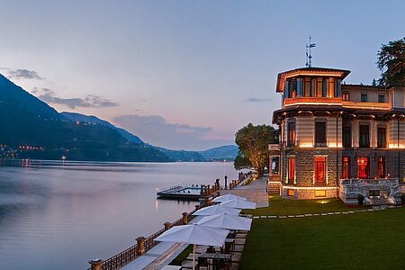Mandarin Oriental, Lago di Como Genauso bezaubernd wie Bellinis erster Akt aus seiner Oper Norma, erstrahlt das Luxushotel Mandarin Oriental, Lago di Como. Bereits die italienische Opernsängerin Giuditta Pasta residierte hier und die alten Gemäuer summen immer noch von Geschichten längst vergangener Zeiten. Umsäumt von sattgrünen Gärten genießen Sie eine traumhafte Aussicht auf den Comer See.