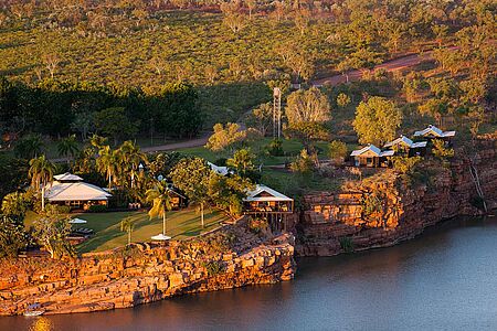 El Questro Homestead Der El Questro Wilderness Park liegt im Herzen der Kimberley Region im Norden des Bundesstaates Western Australia. Er umfasst ein Gebiet von über 400.000 Hektar und in seiner Mitte befindet sich El Questro Homestead, eine wunderschöne Luxuslodge an der Spitze einer Klippe, die Ihnen eine fantastische Aussicht auf den Chamberlain River schenkt.