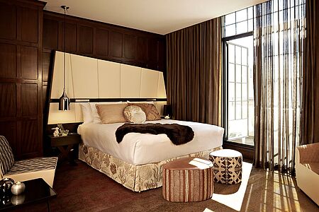 QT State Suite Die QT State Suite setzt neue Maße in Sachen Luxus. Die historischen Heritage-Fenster und der private Balkon erlauben eine unverwechselbare Sicht auf die Stadt. Die runde QT Badewanne ist Ihr persönlicher Spa-Bereich – abtauchen und wohlfühlen.