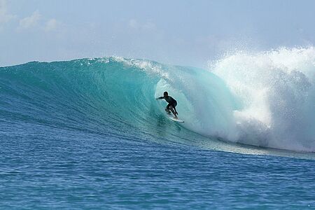 Surfen in der Kapregion Auch das macht Kapstadt zu einer Traumdestination: In unmittelbarer Umgebung liegen paradiesische Surfspots für Anfänger, Fortgeschrittene und Profis. Entdecken Sie die Surfstrände Kapstadts mit einem persönlichen Surflehrer oder finden Sie auf eigene Faust die perfekte Welle.