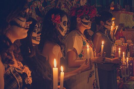 Dia de Muertos in Patzcuaro Sind Sie vom 31.10. bis zum 2.11. im Lande, können Sie den Tag der Toten miterleben. Auf der Route nach Patzcuaro liegen auch die sehenswerten antiken Ruinen von Tzintzuntzan. Die zutiefst bewegenden Rituale zu Ehren der Verstorbenen erleben Sie nachts am Ufer des Patzcuaro-Sees und letztlich bei einer Familie zu Hause in Santa Fee.